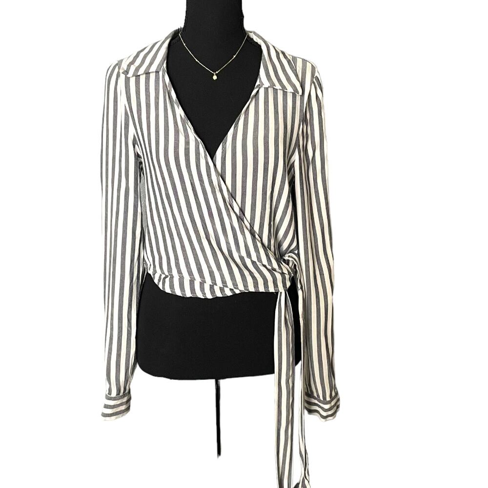 3/$15 V Neck Long Sleeved Striped Dark Grey Crop Top Blouse Fall Large